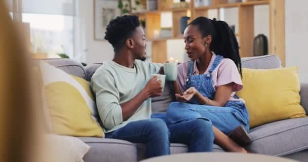 Tee Plauderei Und Ein Glückliches Schwarzes Paar Auf Einem Sofa — Stockvideo