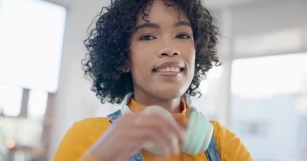 Wajah Rumah Dan Wanita Dengan Headphone Rileks Dan Streaming Musik — Stok Video