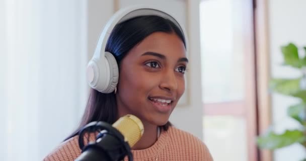 Μικρόφωνο Ακουστικά Και Γυναίκα Στο Podcast Ηχογράφηση Στο Σπίτι Και — Αρχείο Βίντεο