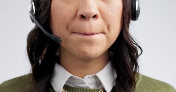 呼叫中心 与工作室里的女性进行咨询和沟通 以提供客户服务 技术支持和对话 与我们联系 与有白人背景的人一起销售 — 图库视频影像