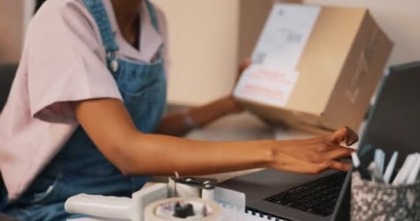 Computadora Portátil Caja Mujer Negra Escribiendo Envío Comercio Electrónico Pequeña — Vídeo de stock