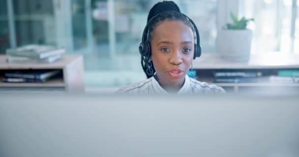 黒人女性 コールセンター カスタマーサービス サポート テレマーケティングのヘッドフォンでのコンサルティング アフリカの女性 コンサルタントまたはエージェントがオンラインアドバイスや職場でのヘルプ — ストック動画