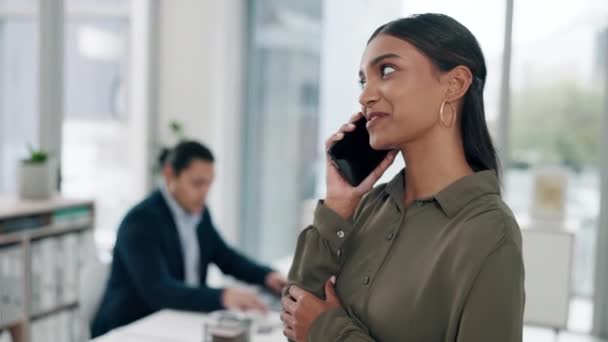 ソーシャルメディアまたはオフィスのモバイル会話に連絡する電話 スピーキング ビジネス女性 コミュニケーション 携帯電話 幸せな従業員のチャットまたは情報とネットワーキングを共有する — ストック動画