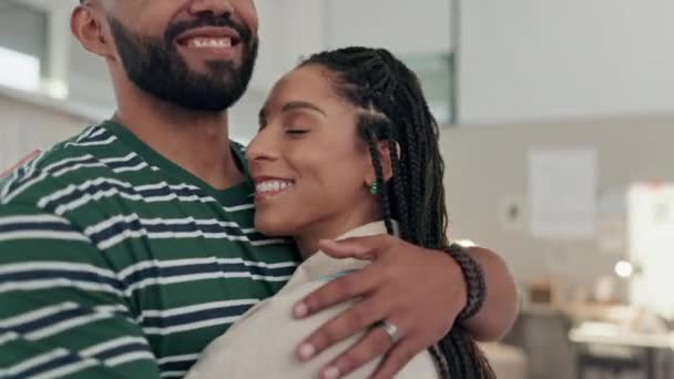 Feliz Mulher Homem Abraçar Casa Por Amor Cuidado Juntos Relacionamento — Vídeo de Stock
