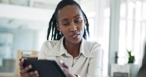 与一位在办公室里与同事交谈的黑人商业女性的分片 协作和计划 与一位人力资源经理谈论我们的愿景的技术 团队合作和研究 — 图库视频影像