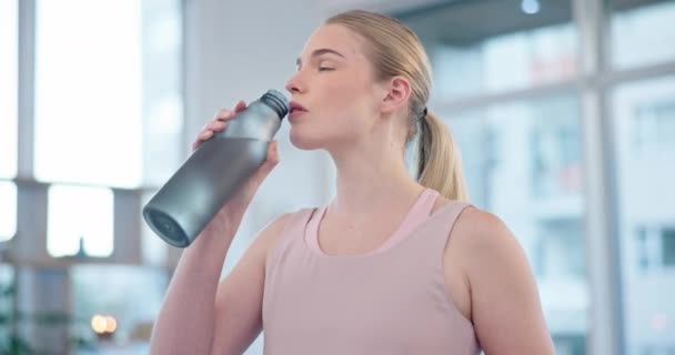Mulher Casa Bebida Água Para Descanso Esportivo Energia Desempenho Treino — Vídeo de Stock