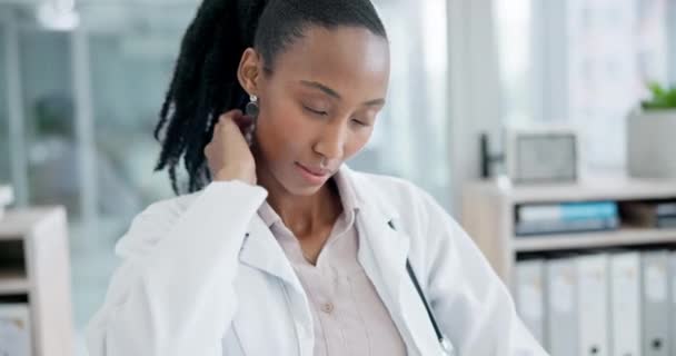 Schwarze Frau Arzt Und Nackenschmerzen Stress Und Verletzungen Mit Fibromyalgie — Stockvideo