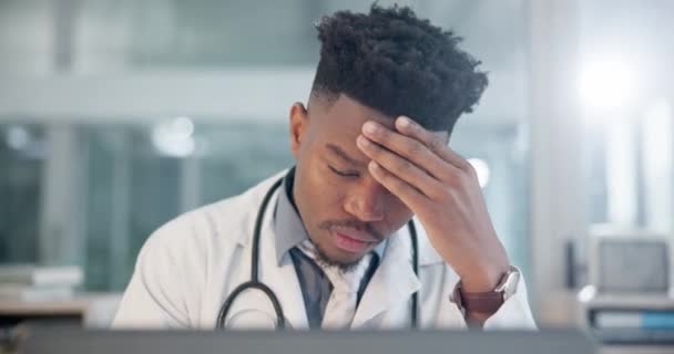 Hombre Negro Médico Fatiga Con Dolor Cabeza Agotamiento Hospital Con — Vídeo de stock