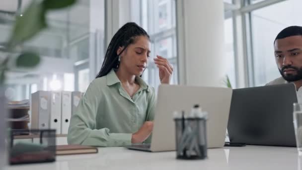 オフィスやビジネス女性 ストレスとノートパソコンの問題や404からの不安 ワークレポートの締め切りとテクノロジーに取り組む企業から疲れた労働 バーンアウト 女性従業員 — ストック動画