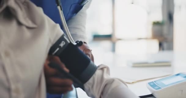Врач Пациент Кровяное Давление Больнице Назначения Обследования Консультации Здравоохранения Руки — стоковое видео