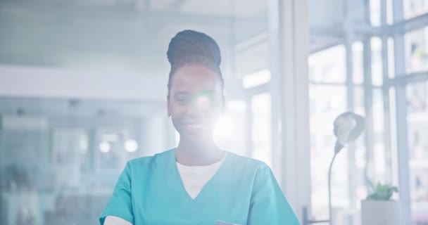 Руки Схрещені Обличчя Чорна Жінка Або Лікар Лікарні Обслуговування Догляду — стокове відео