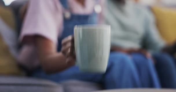 Kawa Rozmowa Szczęśliwa Czarna Para Kanapie Salonie Herbata Miłość Lub — Wideo stockowe