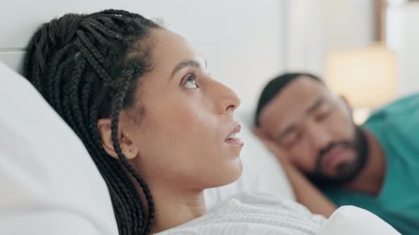 Kadın Erkek Uyku Yatakta Şüpheli Fikirlerle Düşünme Şüphe Duyma Partneriyle — Stok video