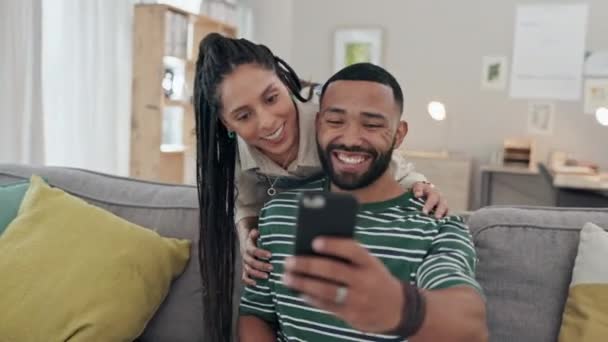 Huis Selfie Koppel Met Liefde Ontspanning Genegenheid Met Huwelijk Relatie — Stockvideo