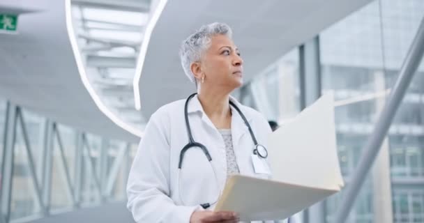Zdravotní Péče Dokumenty Žena Lékař Procházející Nemocnici Pro Informace Pojištění — Stock video