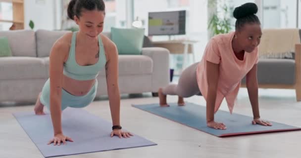 瑜珈和朋友们一起在一个家的客厅里为了健康或身体的灵活性 与年轻的瑜伽女子一起在地板上进行锻炼 健康和训练 以便进行普拉提运动 — 图库视频影像