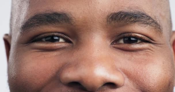 アイリス ズーム ヘルスケア オプトメトリー ビジョンのためのスタジオで黒人の肖像画 コンタクトレンズ ホワイトバックグラウンドで医療 眼球をクローズアップ — ストック動画