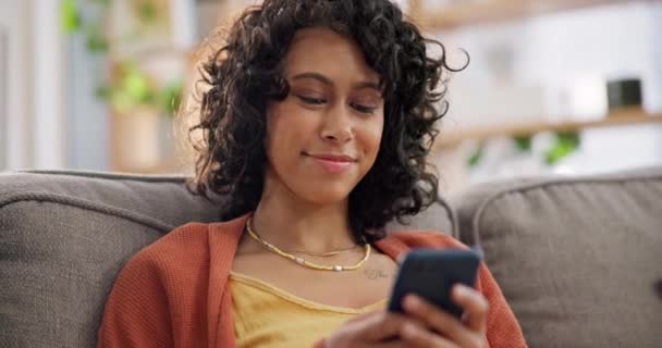 Gelukkig Thuis Telefoon Ontspannen Vrouw Typen Internet Zoeken Customer Experience — Stockvideo