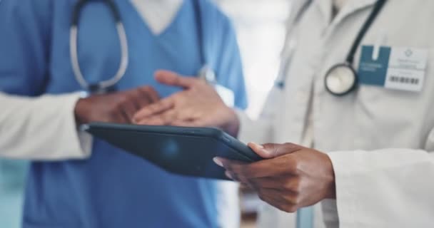 Manos Tabletas Médico Discusión Con Una Enfermera Hospital Sobre Diagnóstico — Vídeo de stock