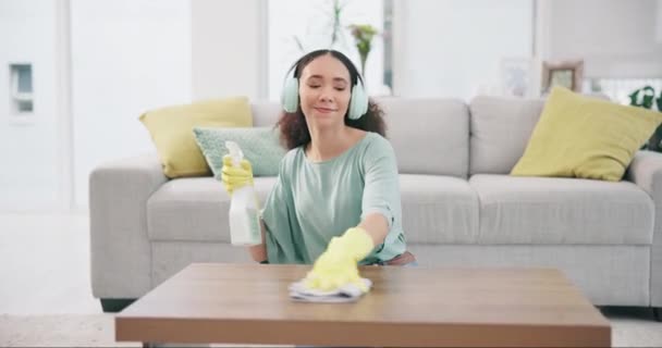 Serviço Limpeza Fones Ouvido Mulher Limpando Mesa Com Detergente Pano — Vídeo de Stock