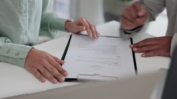 Zakenmensen Handen Handtekening Documenten Contractvergadering B2B Overeenkomst Naleving Beroepsbeoefenaar Notaris — Stockvideo