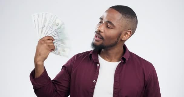 Dinheiro Cara Homem Negro Estúdio Feliz Com Prêmio Cashback Recompensa — Vídeo de Stock