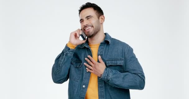 电话和男人在工作室里交谈白色背景的交流 网络连接或聊天 通过智能手机进行社交或联系的移动 交谈和快乐的人 — 图库视频影像