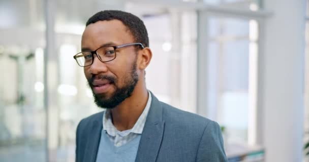 Посмішка Чорний Чоловік Офісний Портрет Бізнесу Позитивним Ставленням Окулярами Обличчя — стокове відео