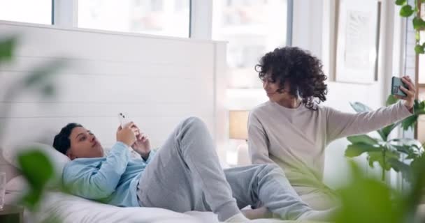 Lächeln Telefonieren Und Ein Lesbisches Paar Auf Einem Selfie Bett — Stockvideo