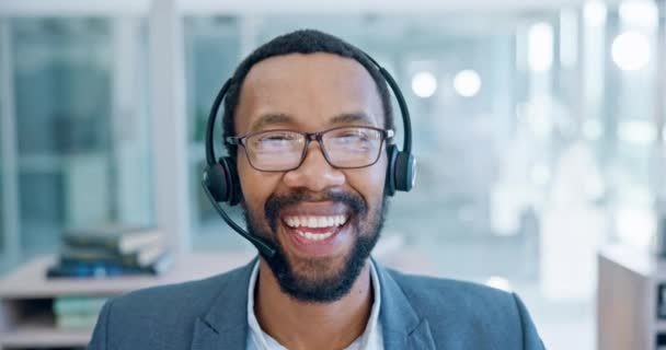 黑人男子 脸和呼叫中心咨询与耳机客户服务或电话营销在办公室 非洲男性快乐人士 顾问或代理人在线咨询或帮助的肖像 — 图库视频影像