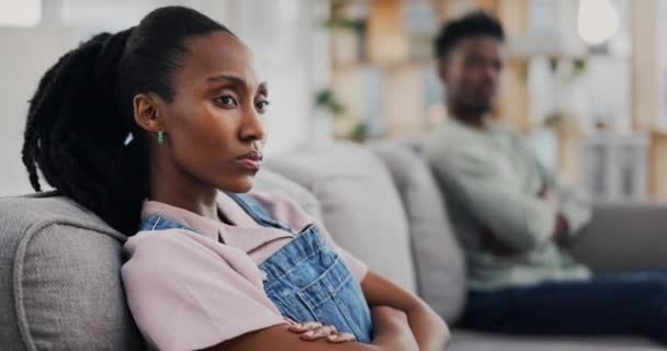 Pohovor Hněvivá Černá Žena Boji Mužem Rozvod Neúspěch Myšlení Konflikt — Stock video