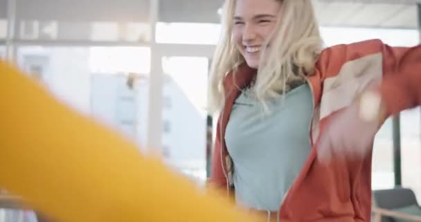 Teman Wanita Menari Dan Ruang Tamu Dengan Senyum Kebebasan Atau — Stok Video