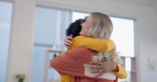 快乐的女同性恋夫妇和抱在家里的关怀 善良和承诺 拥抱和同性恋女孩在客厅里 以信任 浪漫和种族间的支持 微笑着与家人团聚 — 图库视频影像