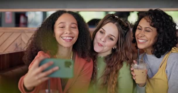Dziewczyna Przyjaciół Selfie Grupy Kawiarni Znak Pokoju Opieki Lub Pocałunek — Wideo stockowe