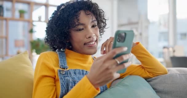 社交媒体 放松与一个女人在沙发上的公寓客厅交流 与在家中打字或阅读短信的年轻人联系和应用 — 图库视频影像