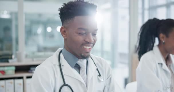 Médico Hombre Negro Portátil Que Trabaja Con Investigación Estudio Médico — Vídeos de Stock