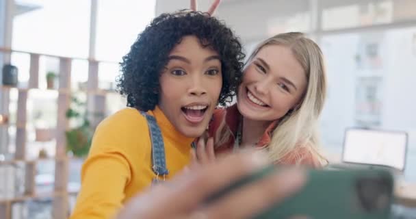 Φίλοι Χαρούμενος Και Selfie Στο Σπίτι Αστεία Πινακίδα Ειρήνης Χέρι — Αρχείο Βίντεο
