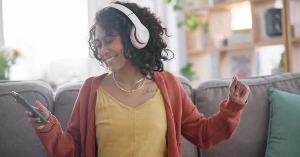 Dom Smartfon Lub Kobieta Słuchawkami Muzyka Lub Taniec Audio Strumieniowe — Wideo stockowe