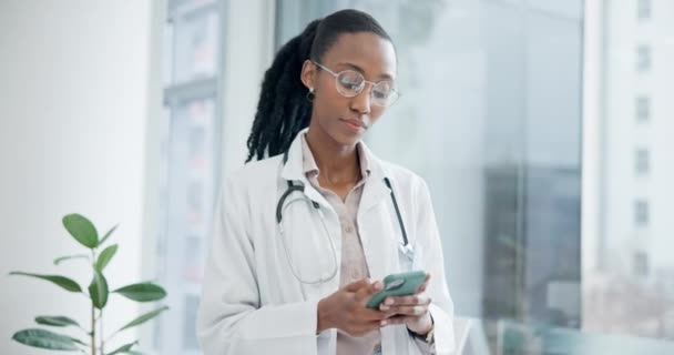 Donna Smartphone Medico Digitare Ospedale Contatto Online Lettura Notifica Sanitaria — Video Stock