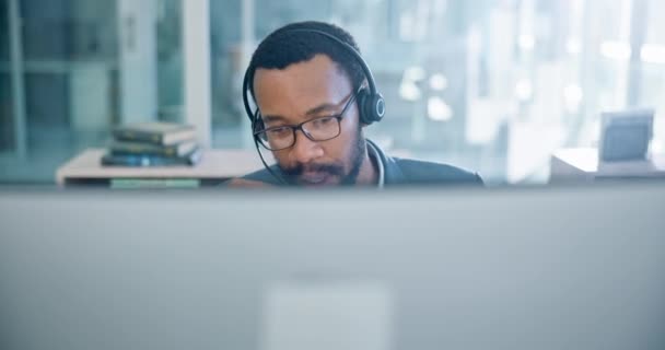 Υπολογιστή Εξυπηρέτηση Πελατών Και Υποστήριξη Έναν Μαύρο Σύμβουλο Που Δουλεύει — Αρχείο Βίντεο