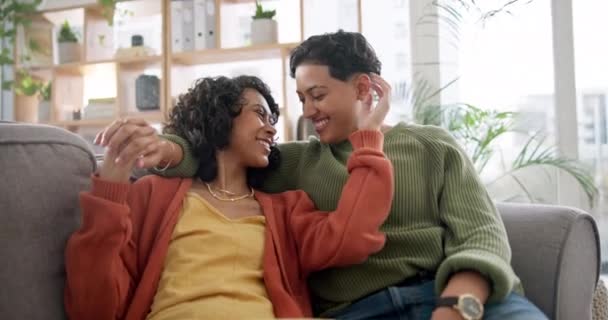 Aşk Lezbiyen Çiftler Oturma Odasındaki Kanepede Öpüşür Gülümser Biseksüel Olmayan — Stok video
