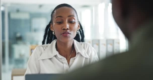 アフリカの女性 ビジネスミーティング ノートパソコンとのアドバイス オフィスのマーケティング戦略に関するコラボレーション キャンペーン プロジェクト 広告のための提案について人々 計画し 話します — ストック動画