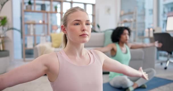 Yoga Ademhalingsoefening Vrouwen Samen Thuis Fitness Mindfulness Training Woonkamer Evenwicht — Stockvideo