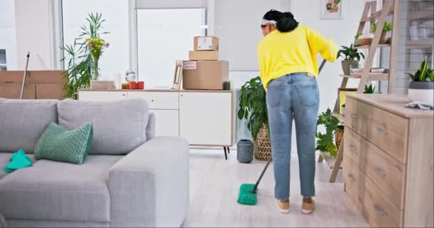 Γυναίκα Σφουγγαρίστρα Και Βρωμιά Στο Σπίτι Πάτωμα Δουλειά Υπηρεσίες Φιλοξενία — Αρχείο Βίντεο
