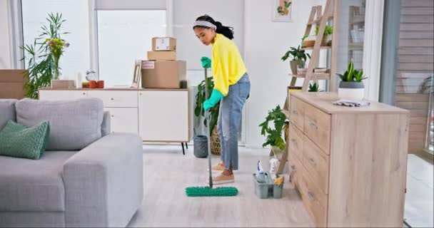 Frau Mopp Und Schmutz Auf Dem Wohnzimmerboden Für Arbeit Dienstleistungen — Stockvideo
