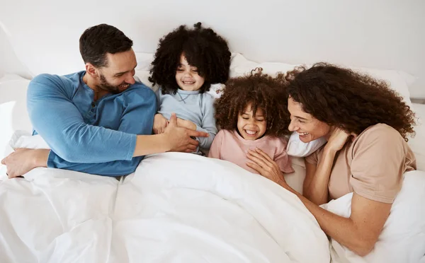 ホームベッドルーム 幸せな子供たち 両親はリラックスし 子供たちと笑い 絆を結び 休息し 一緒に質の高い時間を楽しんでいます ベッド 若者と母親のトップビュー 父親や家族の健康 — ストック写真