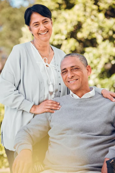 Starší Pár Venku Láska Úsměv Podpora Důvěra Pouto Manželství Životní — Stock fotografie