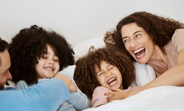 ベッドルーム 幸せな家族の顔はリラックスして 一緒に面白い朝を楽しんでください ベッド コメディと家庭の子供 ママとパパのウェルネス カナダの休日についてユーモアとジョーク — ストック写真