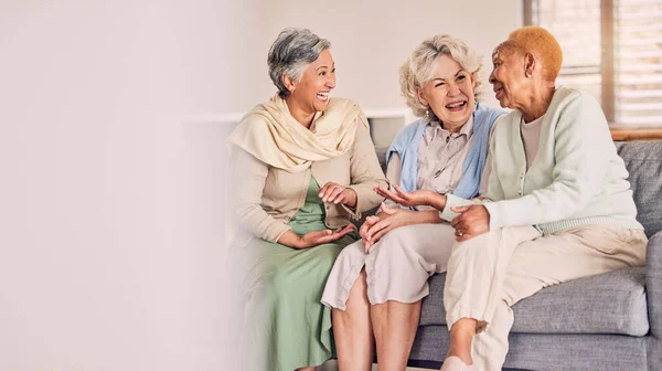 Καναπέδες Φίλοι Και Ηλικιωμένες Γυναίκες Συζητούν Ένα Σαλόνι Μαζί Μιλάνε — Φωτογραφία Αρχείου