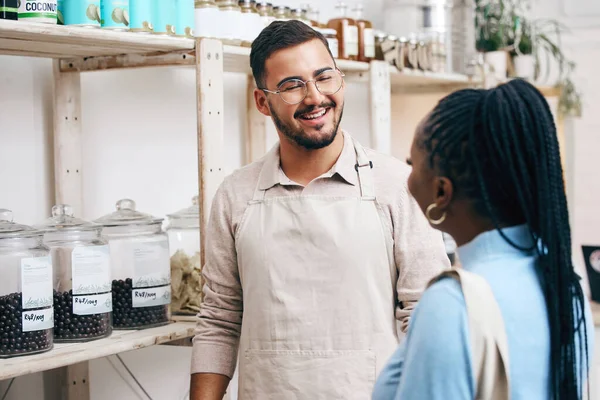 Mercearia Equipe Conversa Inventário Com Sorriso Uma Pequena Empresa Sustentável — Fotografia de Stock